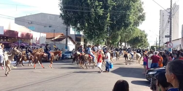Comitivas desfilam com cavalos e bois durante cavalgada tradicional em Gurupi