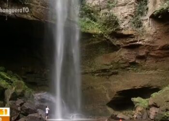 Águas geladas de cachoeiras são opção para quem quer relaxar e fugir do calor