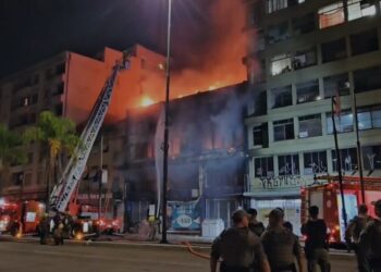 Bombeiros combatem incêndio em pousada na região central de Porto Alegre; dez pessoas morreram Reprodução/Redes Sociais