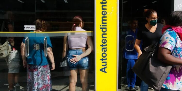 Dia do Trabalho: veja se banco considera 1º de maio como dia útil para pagar contas