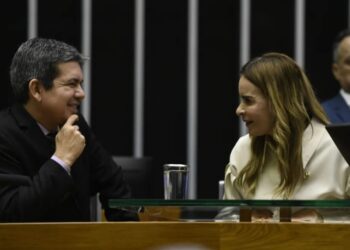 Líder do governo no Congresso, senador Randolfe Rodrigues conversa com a senadora Daniella Ribeiro (PSD-PB), relatora do Perse no Senado; Planalto observa andamento do projeto no Senado 22/12/2023 - Edilson Rodrigues/Agência Senado