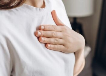A doença do refluxo gastroesofágico é um dos fatores de risco para o desenvolvimento de tumor no esôfago Yurii Yarema/GettyImages