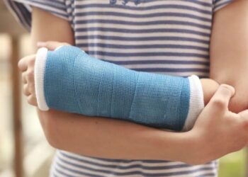 Na osteogênese imperfeita, ou "ossos de vidro", os ossos são frágeis e mais suscetíveis a fraturas e deformações