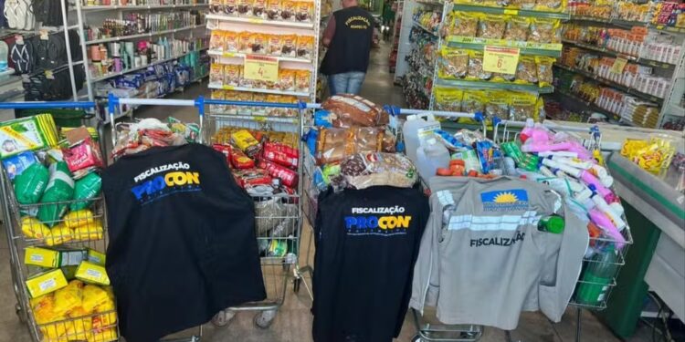 Mais de 1,6 mil produtos vencidos são apreendidos durante operação em supermercados