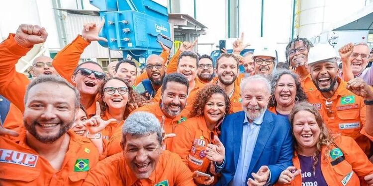Lula se reúne com centrais sindicais e movimentos sociais no sábado (6)