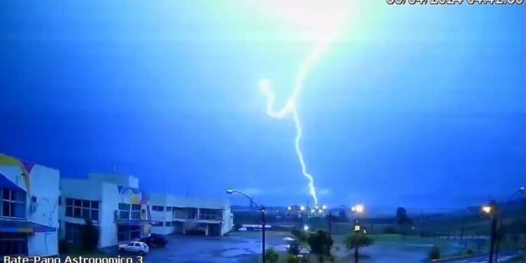 Observatório do interior do RS registra mais de 4 mil raios em 29 horas
Bate-Papo Astronômico