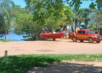 Pescadores passam sufoco após barco afundar no meio do lago de Palmas