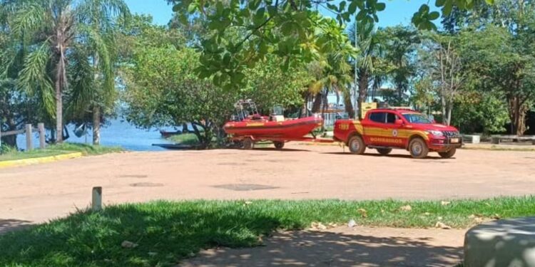 Pescadores passam sufoco após barco afundar no meio do lago de Palmas