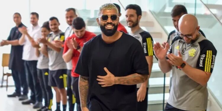 Gabigol volta ao Ninho e é recebido com aplausos pelo estafe do Flamengo