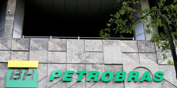 Petrobras tem metas “ousadas” para redução de gases poluentes, diz diretor da estatal