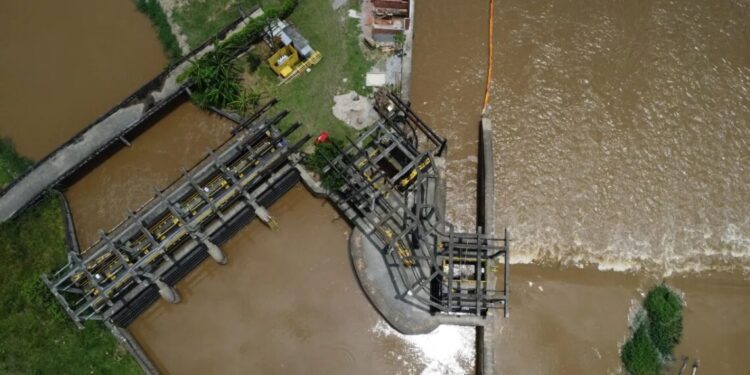 Captação é retomada após poluente contaminar água que abastece cidades no Rio
