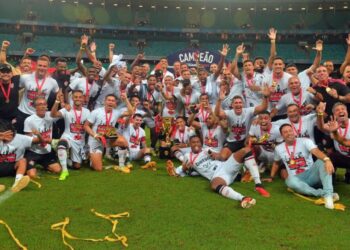 Jogadores do Vitória celebram a conquista do título na Arena Fonte Nova Walmir Cirne/Agif/Estadão Conteúdo