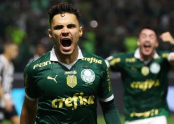 Raphael Veiga comemora o primeiro gol do Palmeiras na vitória sobre o Santos Flickr/Palmeiras