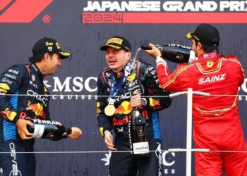 Max Verstappen, Sergio Pérez e Carlos Sainz em pódio do GP do Japão Reprodução/X Oracle Red Bull Racing