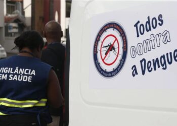 Agentes de saúde durante ação de combate à dengue na cidade de São Paulo aulo Pinto/Agência Brasil