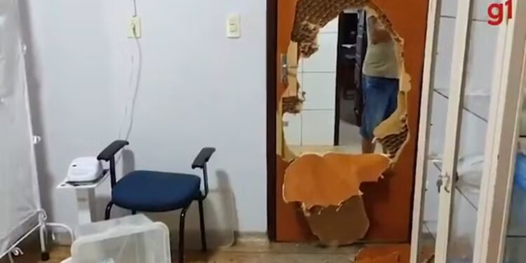 Porta fica destruída após criminosos invadirem unidade de saúde para matar homem