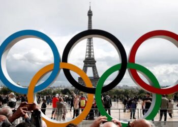 Anéis olímpicos em frente à Torre Eiffel, em Paris 16/09/2017 - Reuters/Benoit Tessier