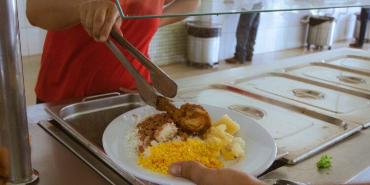 UFT aprova gratuidade de refeição para estudantes cotistas e vulneráveis no RU