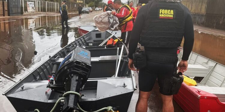 Em Canoas, bombeiros militares do Tocantins resgatam moradores em regiões inundadas