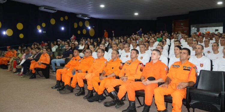 Formação de 105 novos bombeiros militares é iniciada pelo CBMTO