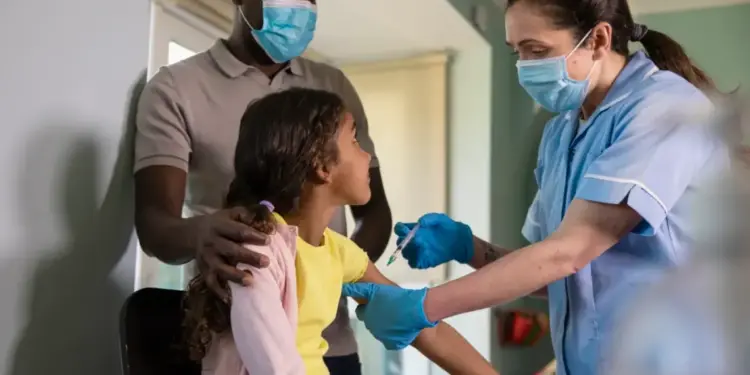 Relatório de Ayres, que cria programa de vacinação nas escolas públicas, vai à sanção presidencial