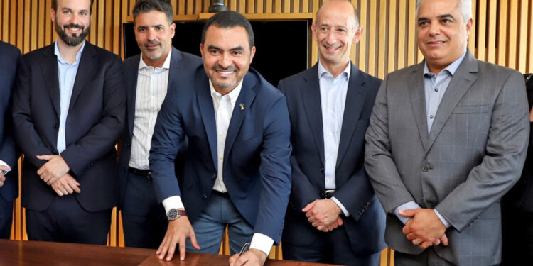 Acordo técnico e comercial com a Mercuria Energy Trading SA para a realização do projeto foi assinado pelo governador Wanderlei Barbosa, em 2023, em Genebra, na Suíça - Crédito: Antonio Goncalves/Governo do Estado