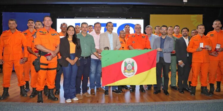 Governador Wanderlei Barbosa entrega honrarias aos bombeiros que atuaram em resgates no Rio Grande do Sul