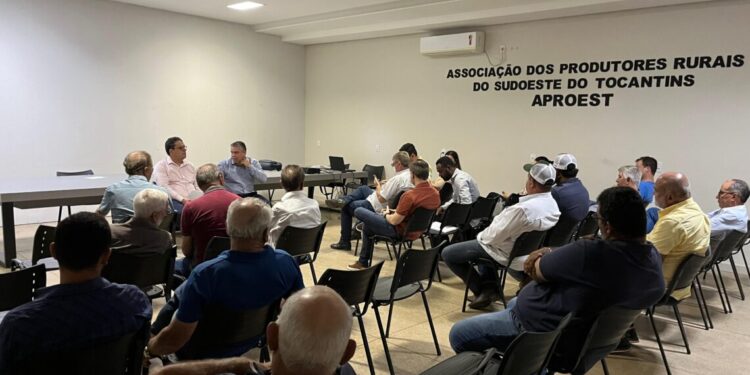 Na última segunda-feira, 06, a Associação dos Produtores Rurais do Sudoeste (Aproest) recebeu a visita da equipe técnica da Secretaria das Cidades, Habitação e Desenvolvimento Regional (Secihd), em um encontro que visou fortalecer o diálogo e encontrar soluções para desafios enfrentados pelos produtores quanto ao cumprimento de condicionantes ambientais nos processos de licenciamento ambiental da atividade produtiva irrigada do município de Lagoa da Confusão e região.
A assembleia teve como principal objetivo identificar e deliberar sobre soluções práticas e técnicas que promovam o desenvolvimento sustentável da região. O titular da Secihd, Thiago Benfica, destacou a necessidade de políticas públicas que fomentem a adoção de tecnologias sustentáveis e o acesso a recursos para aumentar a produtividade dos produtores locais. "Estamos aqui para ouvir as demandas dos produtores rurais e buscar maneiras de apoiá-los em suas atividades, promovendo o crescimento econômico, social e ambiental da região", afirmou.
O presidente da Associação dos Produtores Rurais de Lagoa da Confusão (Aproest), Carlos Milhomem, que abriu a reunião, se colocou à disposição da Pasta e ressaltou a importância de estabelecer uma parceria sólida entre os governos estadual e federal com os Irrigantes locais para enfrentar os desafios existentes. "Estamos à disposição, para ajudar a encontrar soluções inovadoras que impulsionem o desenvolvimento socioeconômico do nosso município e de toda a região, pois nosso maior objetivo é o bem-estar da comunidade e alinhar este diálogo com o Governo do Tocantins é motivo de muito orgulho", afirmou o presidente.
Além disso, o superintendente de Infraestrutura Hídrica e Projetos de Desenvolvimento Estratégico da Secihd, Marcus Costa, ressaltou a relevância do manejo sustentável da água para o desenvolvimento agrícola da região. "A irrigação eficiente é fundamental para garantir a segurança alimentar e o crescimento econômico dos Irrigantes e estamos empenhados em fornecer suporte técnico e investimentos que promovam práticas agrícolas sustentáveis", finalizou.
Outro importante tema destacado na assembleia foi a discussão sobre os preparativos para a criação do Polo de Irrigação do Sudoeste do Tocantins, que serão coordenados pelo Ministério da Integração e do Desenvolvimento Regional (MDIR), Governo do Estado e Aproest, com reunião preparatória prevista para esta semana. "A criação do polo de irrigação em uma região extremamente produtiva é o caminho para autonomia das atividades agrícolas sustentáveis onde o uso da irrigação tem grande representatividade" conforme destacou o diretor de Obras Hídricas, João Carlos Farencena.
Durante a reunião, foram abordados temas como andamento dos licenciamentos das obras, assistência técnica especializada, regularização fundiária, monitoramento das demandas hídricas, infraestrutura agrícola, dentre outros. As discussões foram pautadas pela busca incessante por soluções técnicas e inovadoras que possam trazer melhorias no desenvolvimento da região.