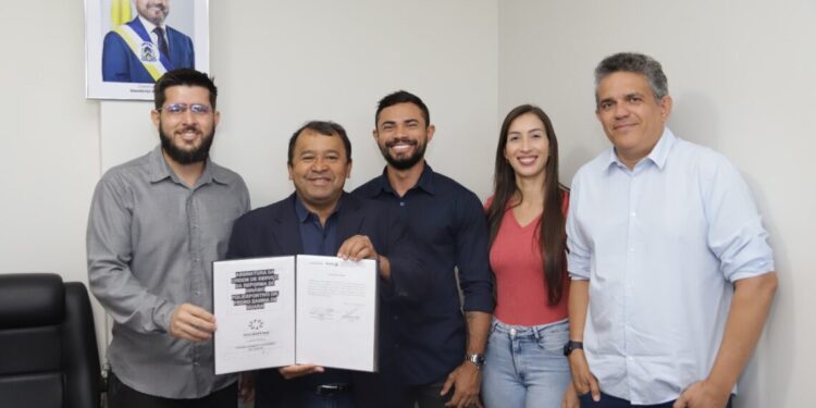 Governo do Tocantins assina Ordem de Serviço que autoriza início da reforma do ginásio de Guaraí – Foto: Emerson Silva/ Governo do Tocantins.