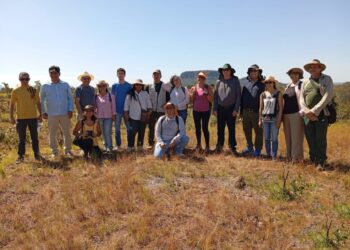 Comitiva de universidade russa visita Monumento Natural das Árvores Fossilizadas