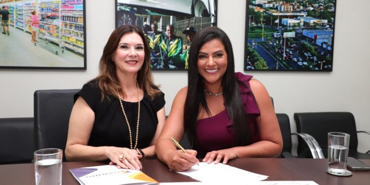 Pres Denise Rocha e Primeira Dama Karynne Sotero assinam resolução da Linha de Crédito - Foto Loise Maria