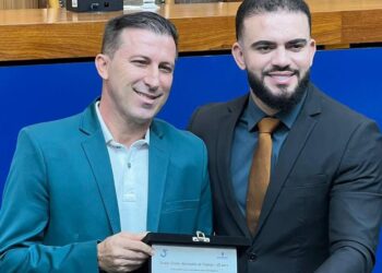 Em Sessão Solene em homenagem aos 35 anos de Palmas, Léo Barbosa homenageia presidente da ACIT