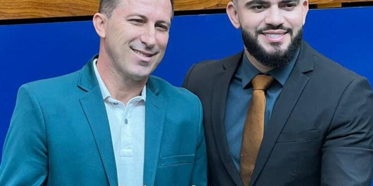 Em Sessão Solene em homenagem aos 35 anos de Palmas, Léo Barbosa homenageia presidente da ACIT