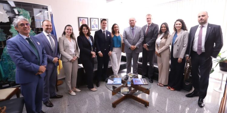 Senador Eduardo Gomes recebe representantes do setor de tecnologia e discute futuro da Inteligência Artificial no Brasil