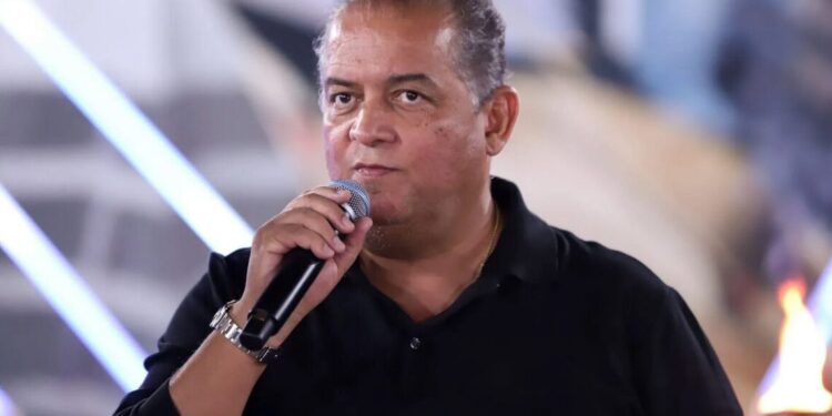 Senador Eduardo Gomes anuncia recursos para monumento ao rodeio em festa de aniversário de Talismã