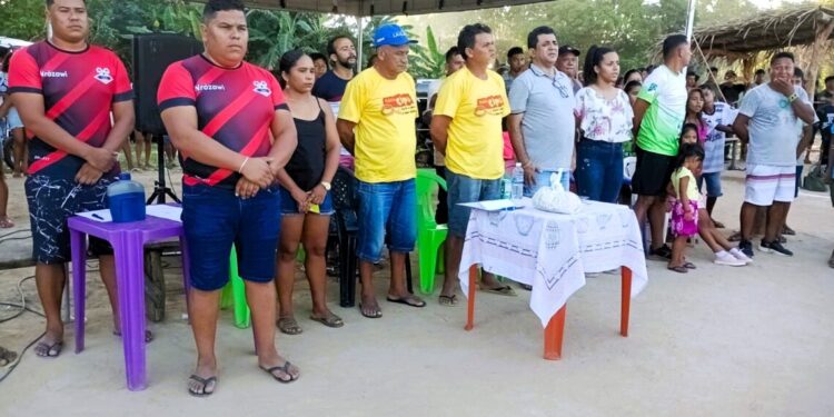 Prefeito de Tocantínia prestigia a final do Campeonato de Futebol Society na comunidade indígena