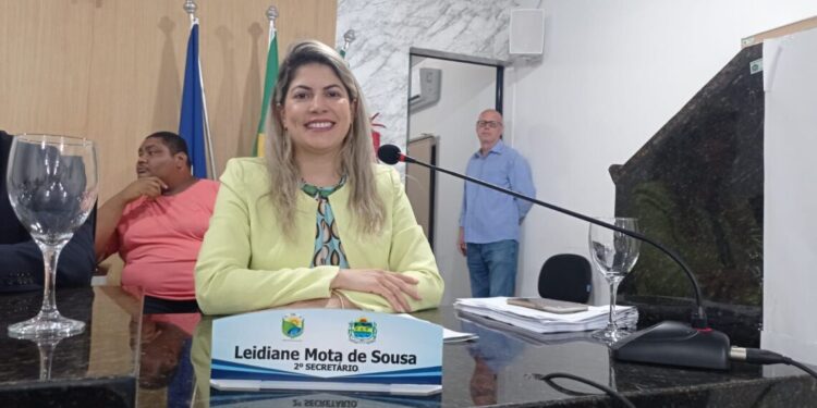 Oferta de exame pela rede pública é requerida por Leidiane Mota