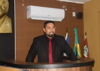 Máquina para fabricação de meio fio e placas informativas são requeridas por Sírio Cabelereiro