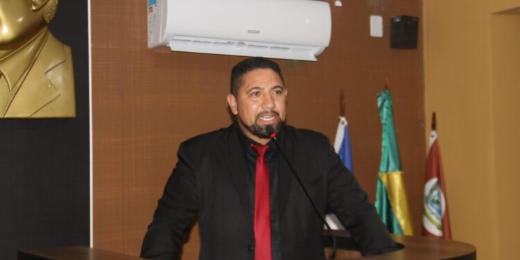 Máquina para fabricação de meio fio e placas informativas são requeridas por Sírio Cabelereiro