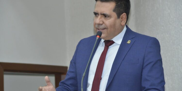 Marcus Marcelo pede adicional de insalubridade para professores que atuam em presídios e centros socioeducativos