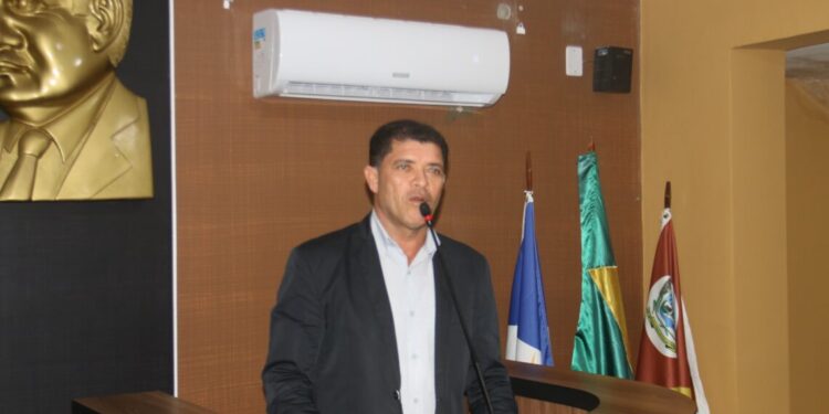 Quebra-molas e roçagem são pedidos de Adão Pedreiro