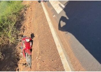 Moto da vítima ficou caída às margens da rodovia — Foto: Gurupi Memes/Reprodução