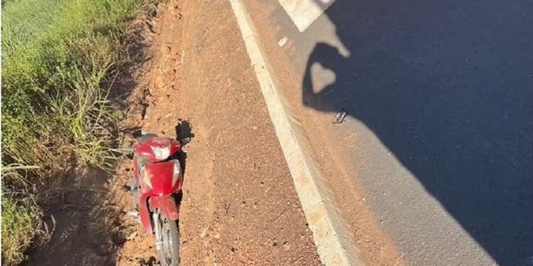 Moto da vítima ficou caída às margens da rodovia — Foto: Gurupi Memes/Reprodução