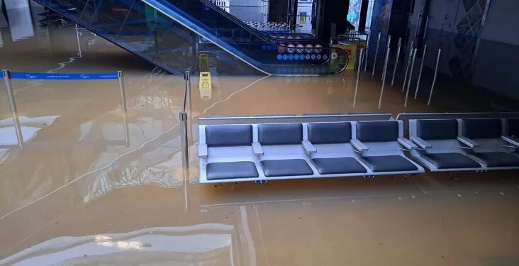 Imagens mostram aeroporto de Porto Alegre tomado pela água