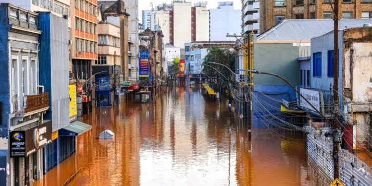 Água potável e mais aeronaves: governo de MG amplia envio de ajuda para o RS
