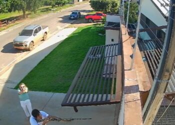 Momento em que Inês Gemilaki e o filho dela, Bruno Gemilaki Dal Poz, deixam casa após duplo homicídio em Mato Grosso Reprodução