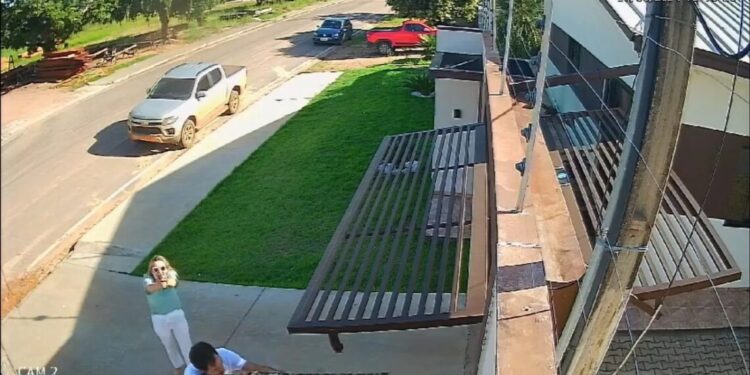 Momento em que Inês Gemilaki e o filho dela, Bruno Gemilaki Dal Poz, deixam casa após duplo homicídio em Mato Grosso
Reprodução