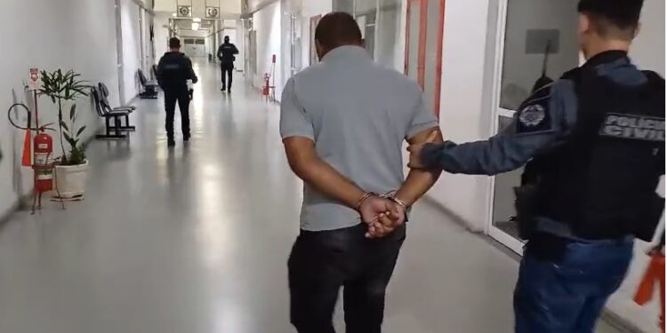 Suspeito de negociar armas roubadas do Exército foi preso na zona norte do Rio, na manhã desta terça (7)
Polícia Civil do Rio de Janeiro