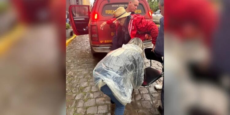 Chuvas no RS: idoso de 102 anos é retirado de área alagada em Santa Tereza