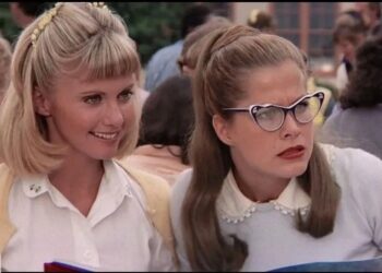 Susan Buckner (à dir.) em cena de "Grease" ao lado de Olivia Newton-John Reprodução/Imdb